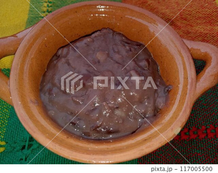 メキシコ料理　素焼き器に盛った黒インゲン豆の煮ものフリホーレス 117005500