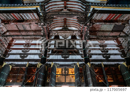 【奈良県】外から見えるライトアップされた東大寺の大仏 【奈良県】外から見えるライトアップされた東大寺の大仏 117005697