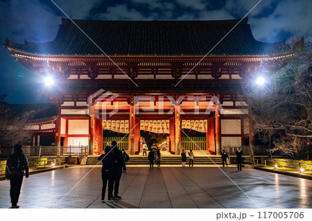 【奈良県】ライトアップされた東大寺の大仏殿の中門 【奈良県】ライトアップされた東大寺の大仏殿の中門 117005706