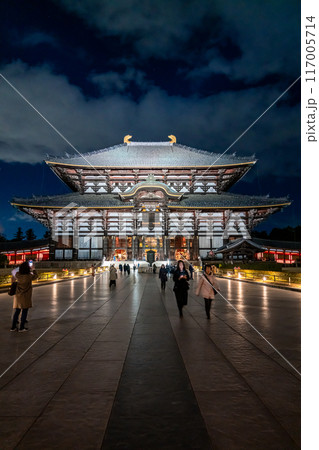 【奈良県】ライトアップされた東大寺の大仏殿 【奈良県】ライトアップされた東大寺の大仏殿 117005714