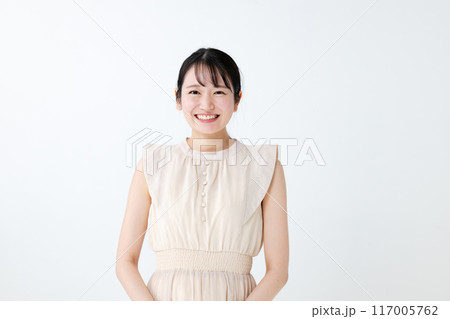 笑顔の若い女性 117005762