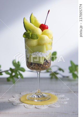 メロンのフルーツパフェ 117005774