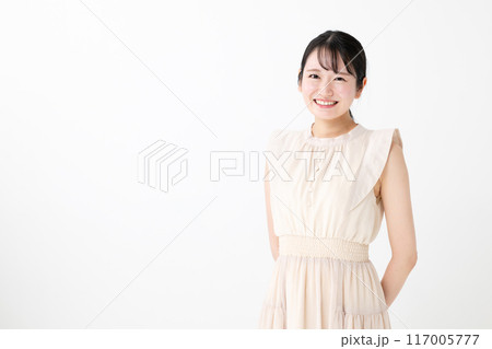 笑顔の若い女性 笑顔の若い女性 117005777