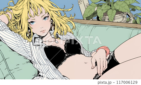 自宅で下着姿でくつろいでいる若い女性 117006129