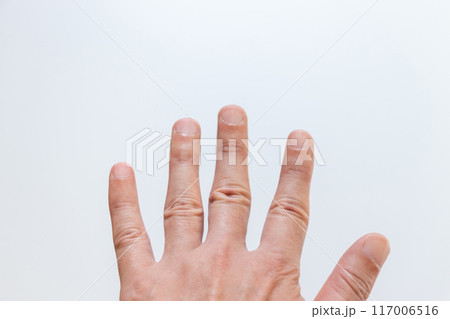 開いて前に出した左手 117006516