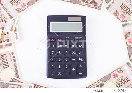電卓と一万円札 117007489