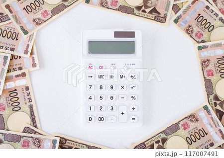 電卓と一万円札 117007491
