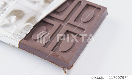 銀紙に包まれた板チョコレート 銀紙に包まれた板チョコレート 117007974