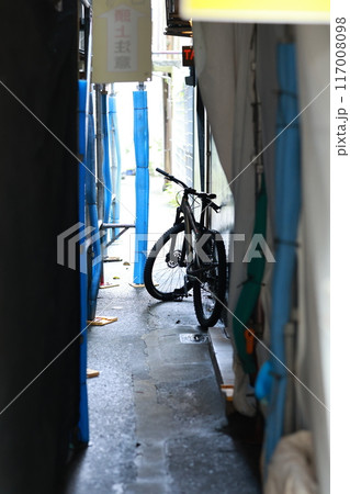 路地裏に停められた自転車 117008098