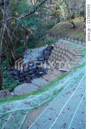 土砂崩れ防止の土嚢 防災のための工事 117008950