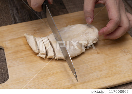 よだれ鷄 蒸した鶏胸肉を切る よだれ鷄 蒸した鶏胸肉を切る 117008965