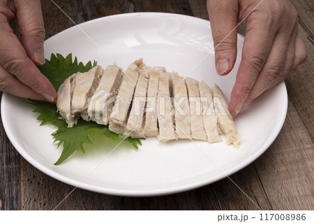 よだれ鷄 切った鶏胸肉を皿に盛る よだれ鷄 切った鶏胸肉を皿に盛る 117008986
