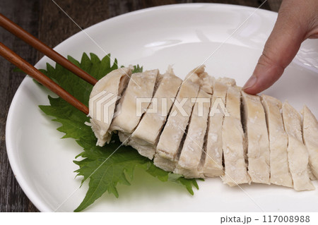 よだれ鷄 切った鶏胸肉を皿に盛る よだれ鷄 切った鶏胸肉を皿に盛る 117008988