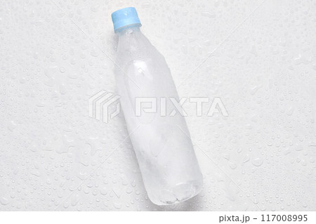 白背景の上の凍った水のペットボトル 117008995