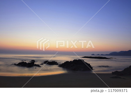 早朝の海の風景 早朝の海の風景 117009371