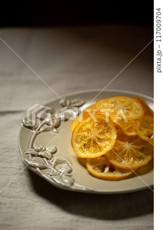 皿にのったレモン 117009704