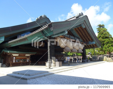 日本最大級の大しめ縄、出雲大社の神楽殿(かぐらでん) 写真 日本最大級の大しめ縄、出雲大社の神楽殿(かぐらでん) 写真 117009965