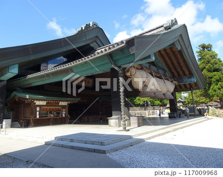 日本最大級の大しめ縄、出雲大社の神楽殿(かぐらでん) 写真 日本最大級の大しめ縄、出雲大社の神楽殿(かぐらでん) 写真 117009968