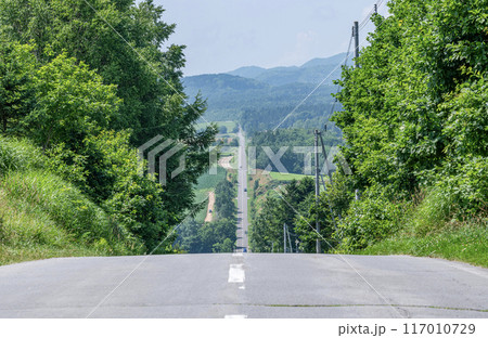 北海道上富良野町 かみふらの八景 夏のジェットコースターの路 北海道上富良野町 かみふらの八景 夏のジェットコースターの路 117010729