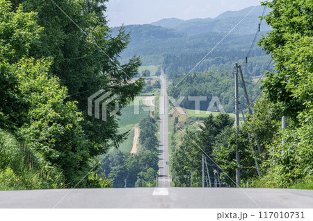 北海道上富良野町　かみふらの八景　夏のジェットコースターの路 117010731