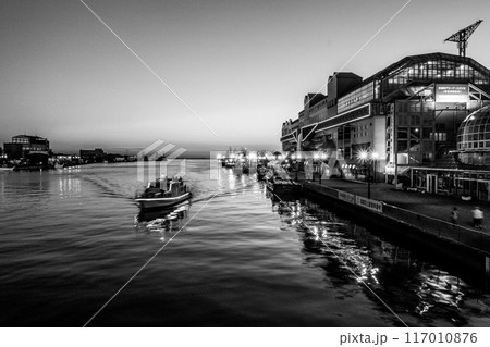 夕暮れの静かな港　白黒 117010876