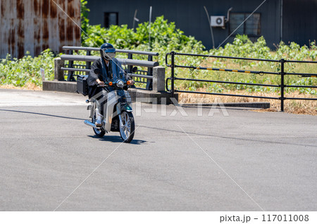 バイクに乗るお坊さん 117011008