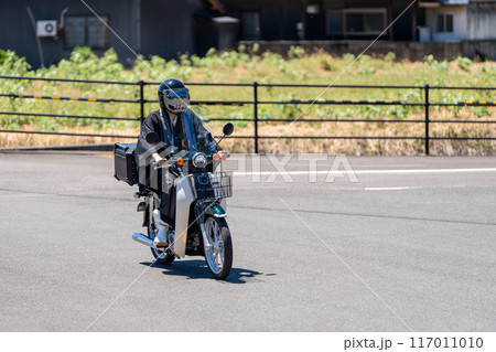 バイクに乗るお坊さん 117011010