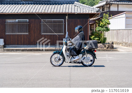 バイクに乗るお坊さん バイクに乗るお坊さん 117011019