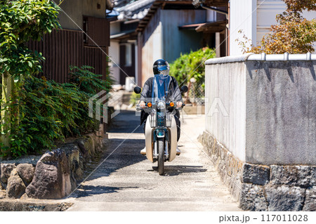 バイクに乗るお坊さん 117011028