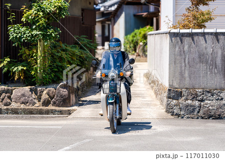 バイクに乗るお坊さん 117011030