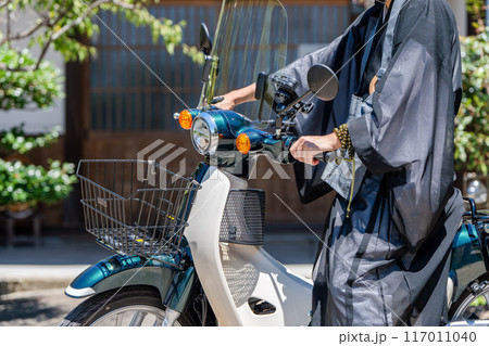 バイクに乗るお坊さん バイクに乗るお坊さん 117011040