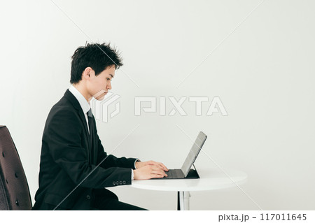デスクワークする20代男性 117011645