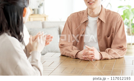 リビングで深刻な話をするカップル リビングで深刻な話をするカップル 117012193
