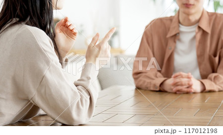リビングで深刻な話をするカップル リビングで深刻な話をするカップル 117012198