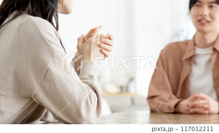 リビングで深刻な話をするカップル リビングで深刻な話をするカップル 117012211