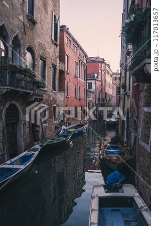 早朝の水の都ヴェネチアの運河 早朝の水の都ヴェネチアの運河 117013657