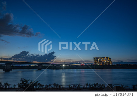 淀川河川公園から望む枚方大橋とマンション夕景 117014371