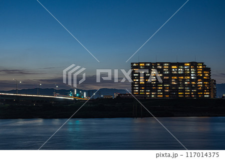 淀川河川公園から望む枚方大橋とマンション夕景 117014375