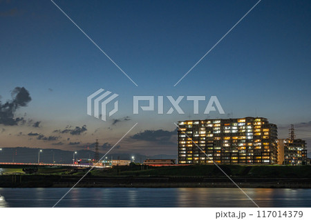 淀川河川公園から望む枚方大橋とマンション夕景 淀川河川公園から望む枚方大橋とマンション夕景 117014379