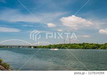 大阪モノレールの鉄橋と夏の淀川風景 117014394