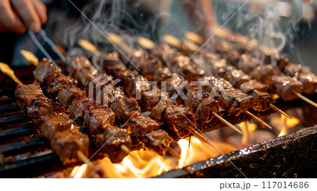 お祭りの屋台の牛串焼き 117014686