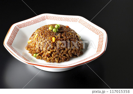 焦がし醤油炒飯を黒背景で撮影 焦がし醤油炒飯を黒背景で撮影 117015358