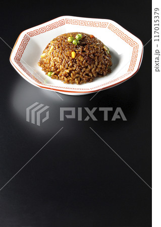 焦がし醤油炒飯を黒背景で撮影 117015379