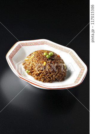 焦がし醤油炒飯を黒背景で撮影 117015386