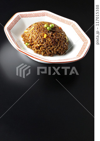 焦がし醤油炒飯を黒背景で撮影 焦がし醤油炒飯を黒背景で撮影 117015388