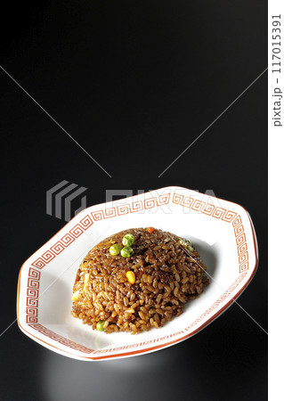 焦がし醤油炒飯を黒背景で撮影 117015391