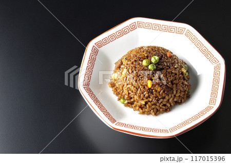 焦がし醤油炒飯を黒背景で撮影 117015396