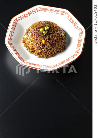 焦がし醤油炒飯を黒背景で撮影 117015403