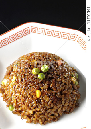 焦がし醤油炒飯を黒背景で撮影 117015414