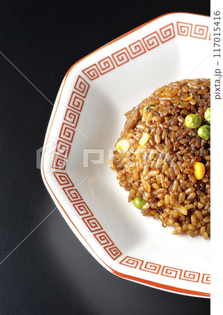 焦がし醤油炒飯を黒背景で撮影 117015416